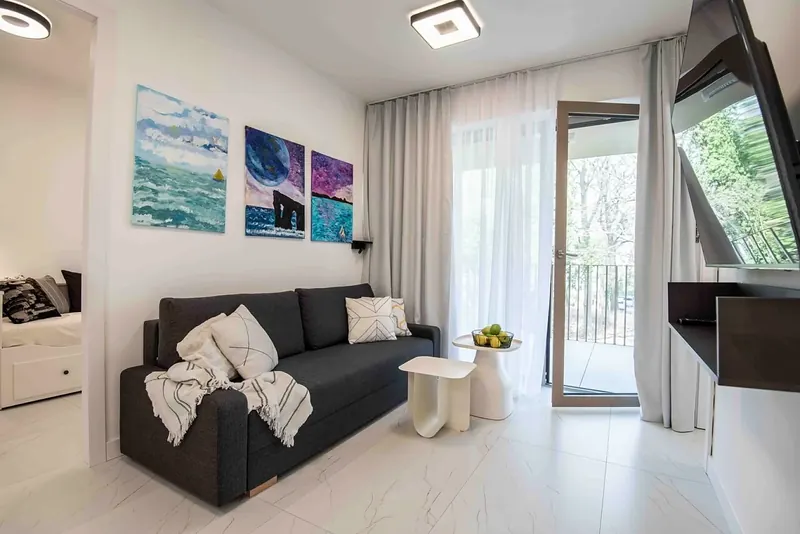 Soffa i vardagsrummet med utgång till balkongen