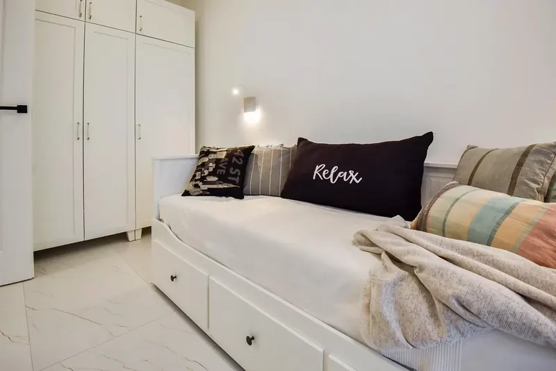 Andra sovrummet med bäddsoffa och garderob