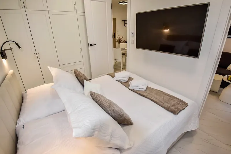 Sovrum med dubbelsäng och tv